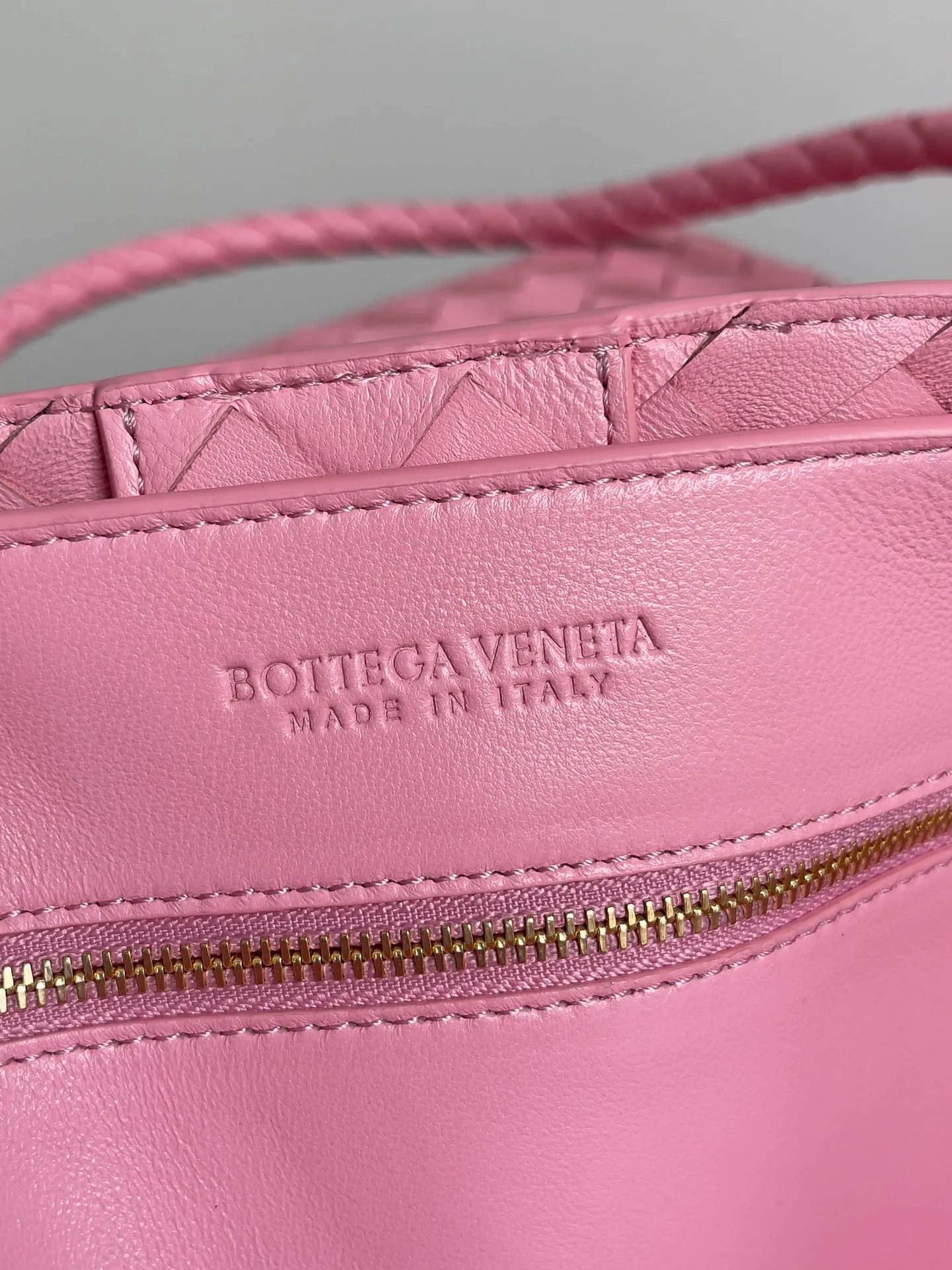 Batch 3760 Recently, the same style of bag that celebrities love is both high-end and practical. Michelle Yeoh, Kim Namjoon, Jing Boran, Tong Liya, Sun Qian, Wu Qianyu, Du Juan, Ma Yili and Bai Baihe are all carrying Bottega Veneta summer series Andiamo handbags. Andiamo has a simple structure and rounded lines. The whole piece is made of Nappa leather. It is comfortable, soft and dynamic. It adds interest to daily life and can be easily matched with various styles. Andiamo handbags are available in three sizes: small, medium and large. There are many colors to choose from, which can meet different needs. You can really carry it whether it is daily or attending events. Style number: 743575 Size: 45*22*34 including handle height 44cm